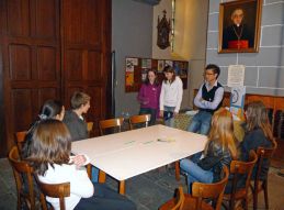 Jean-Charles et des jeunes au jeu des questions