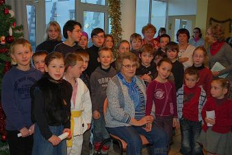 Les enfants du catéchisme à la maison de retrraite
