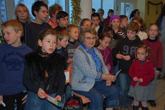 Les enfants du catéchisme à la maison de retrraite