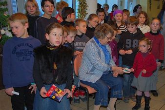 Les enfants du catéchisme à la maison de retrraite