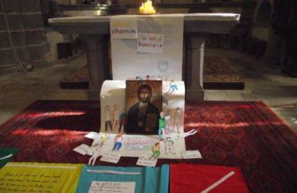 église d‘Aydat - l‘autel décoré par tous les enfants