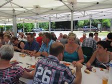 Le repas des grands et des petits