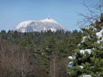Le Puy-de-Dôme vu du lac et l‘église d‘Aydat