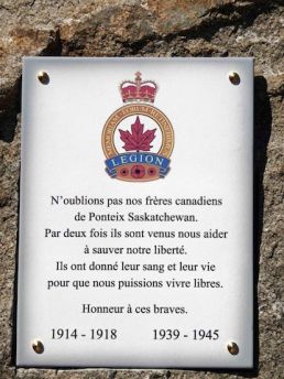Les deux plaques commémoratives